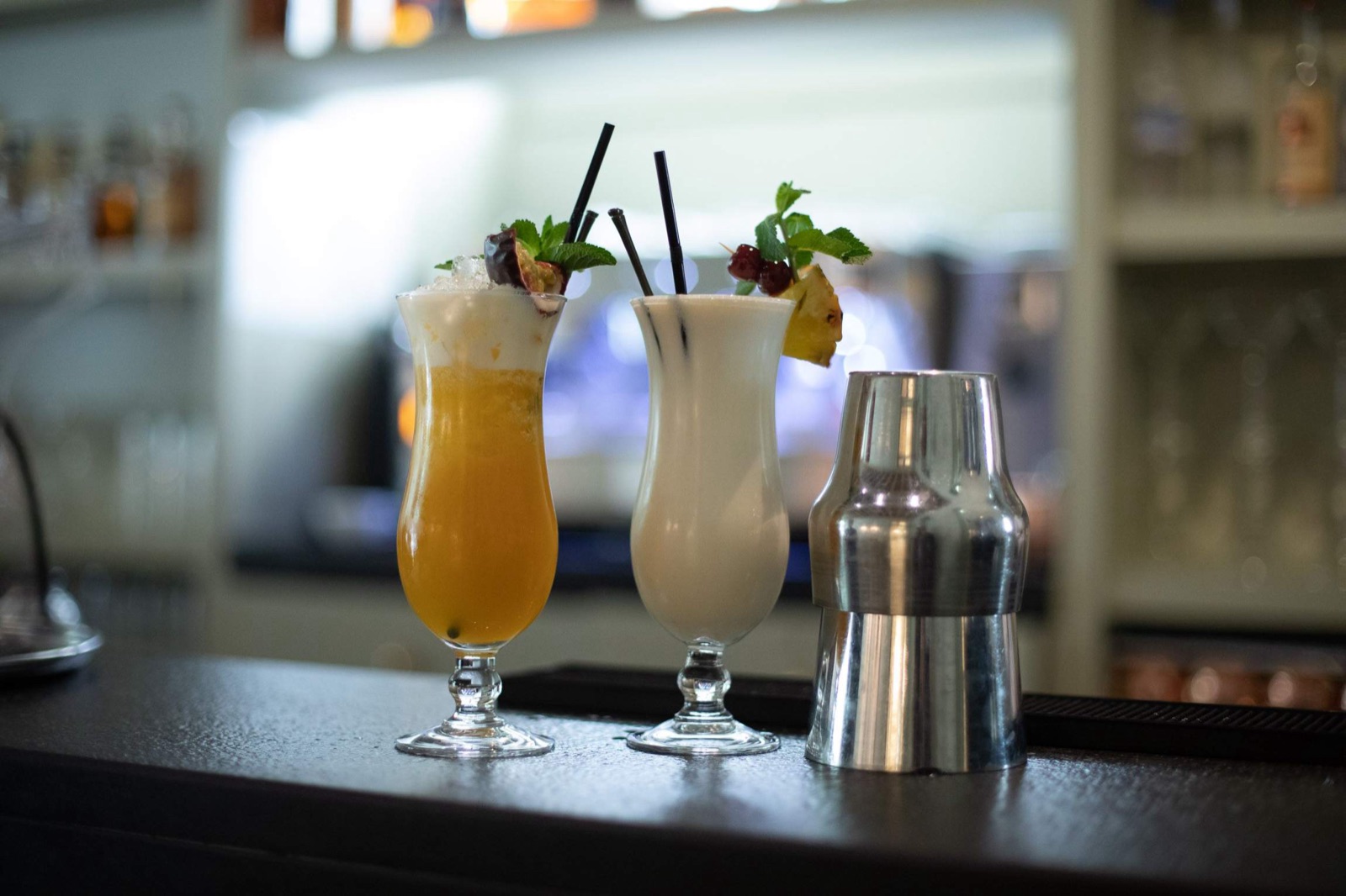 Deux verres au bar de l'hôtel
