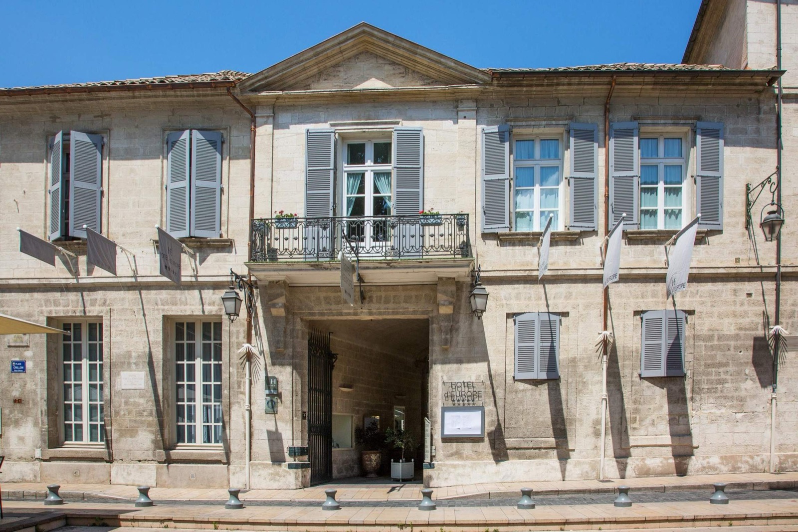La façade de l'Hôtel d'Europe, place Crillon à Avignon