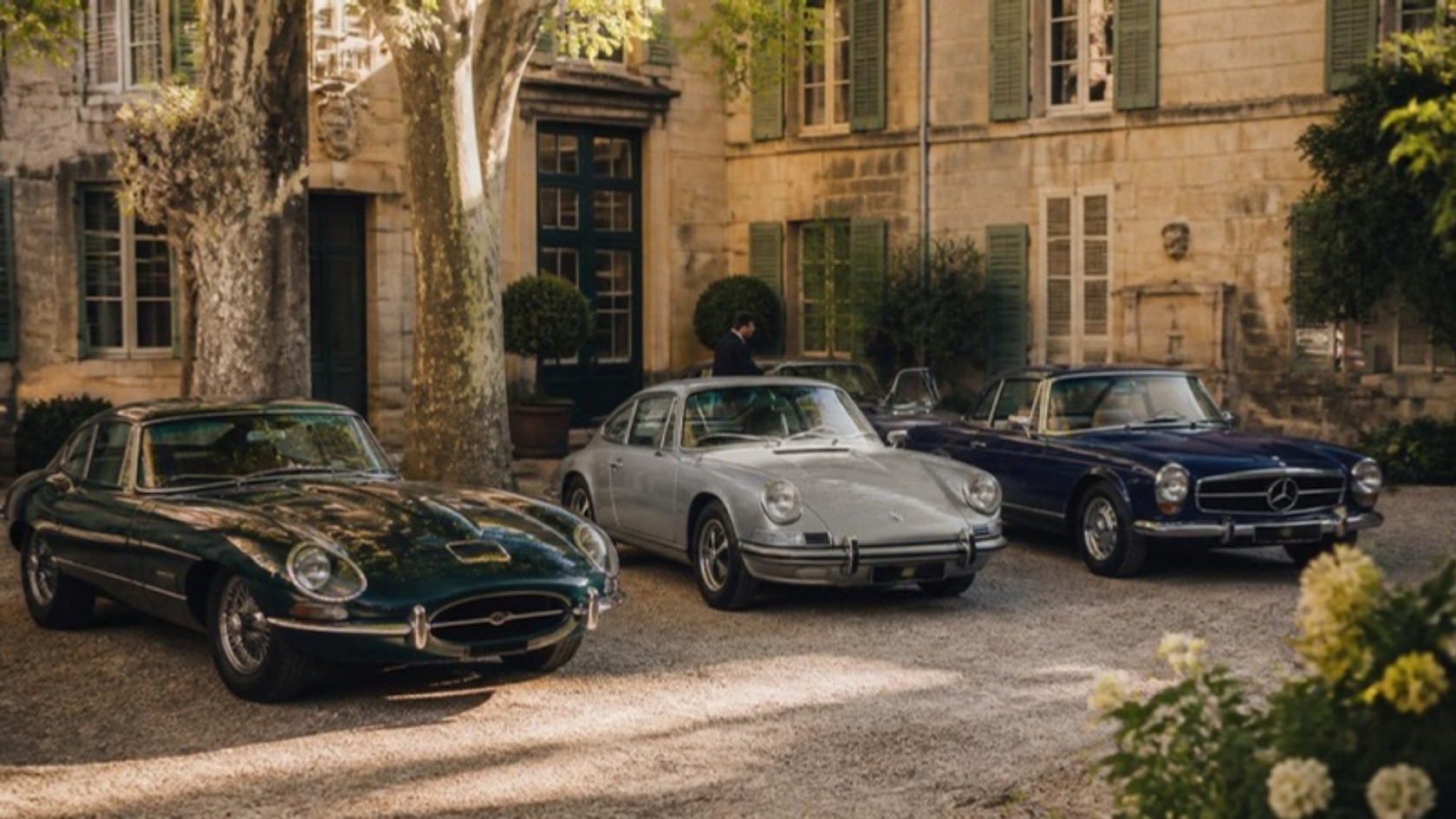 Trois belles voitures garées dans le parking privé de l'hôtel