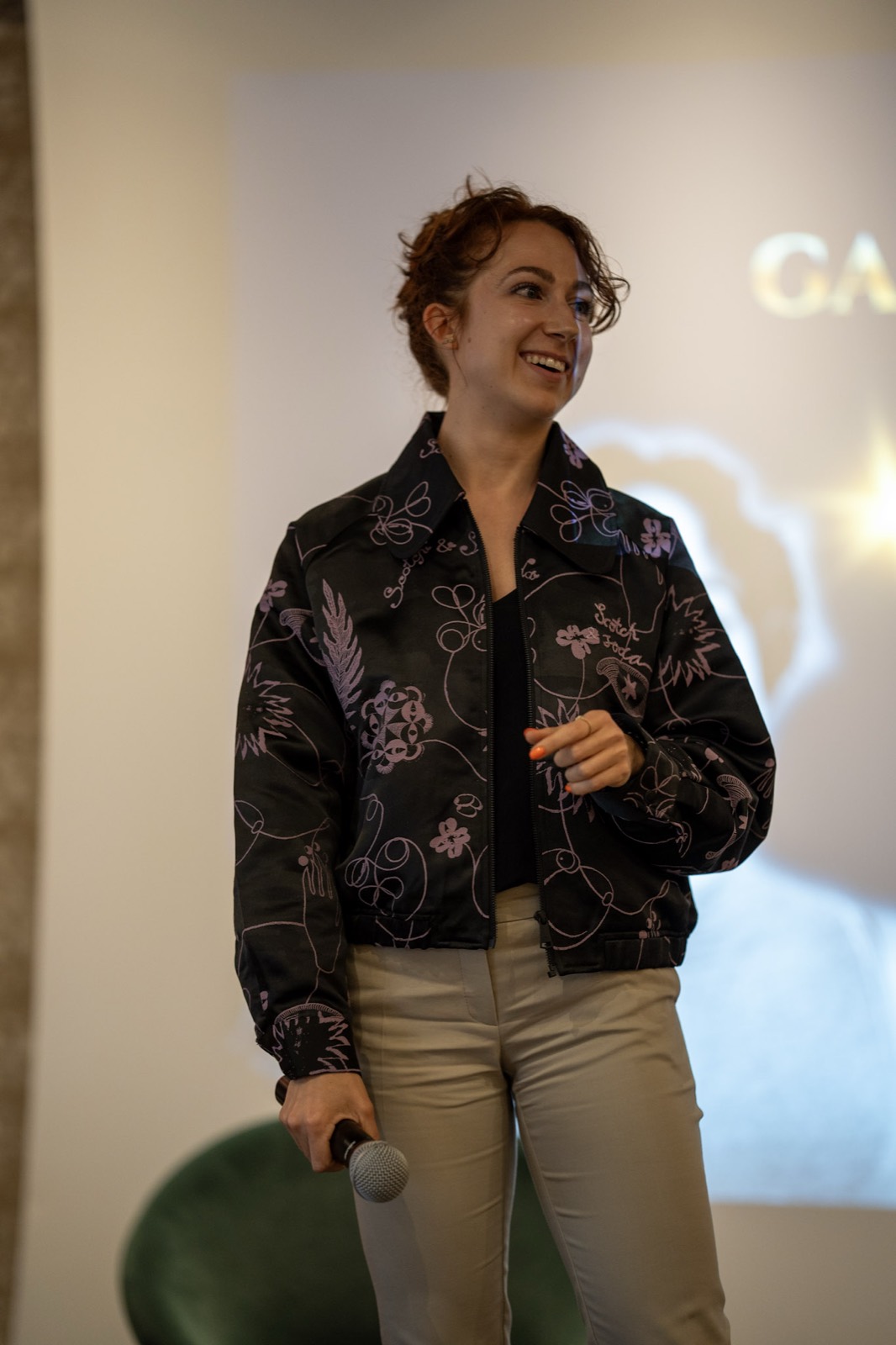 Gabriella Baert en intervention devant une salle